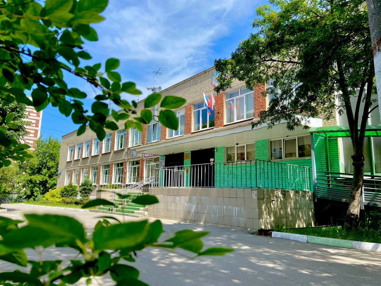 центральный вход в здание